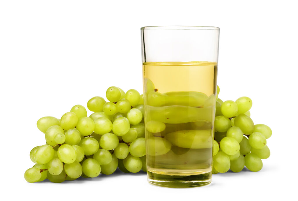 Verre de verjus et grappe de raisins verts