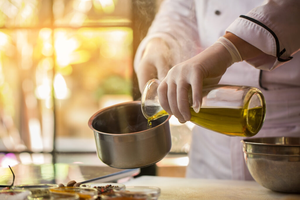Chef versant un liquide dans une casserole