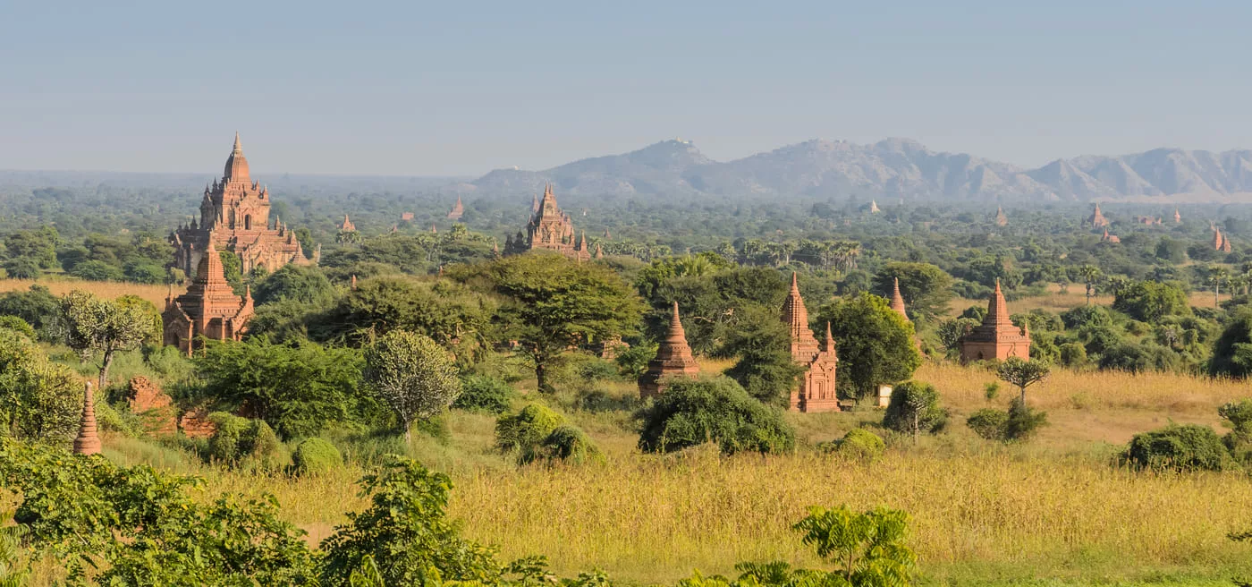 Paysage de temples anciens dans une plaine d'Asie du Sud-Est