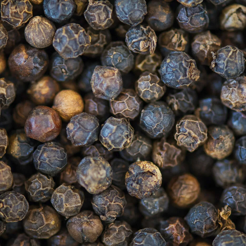 Grains de poivre noir en gros plan