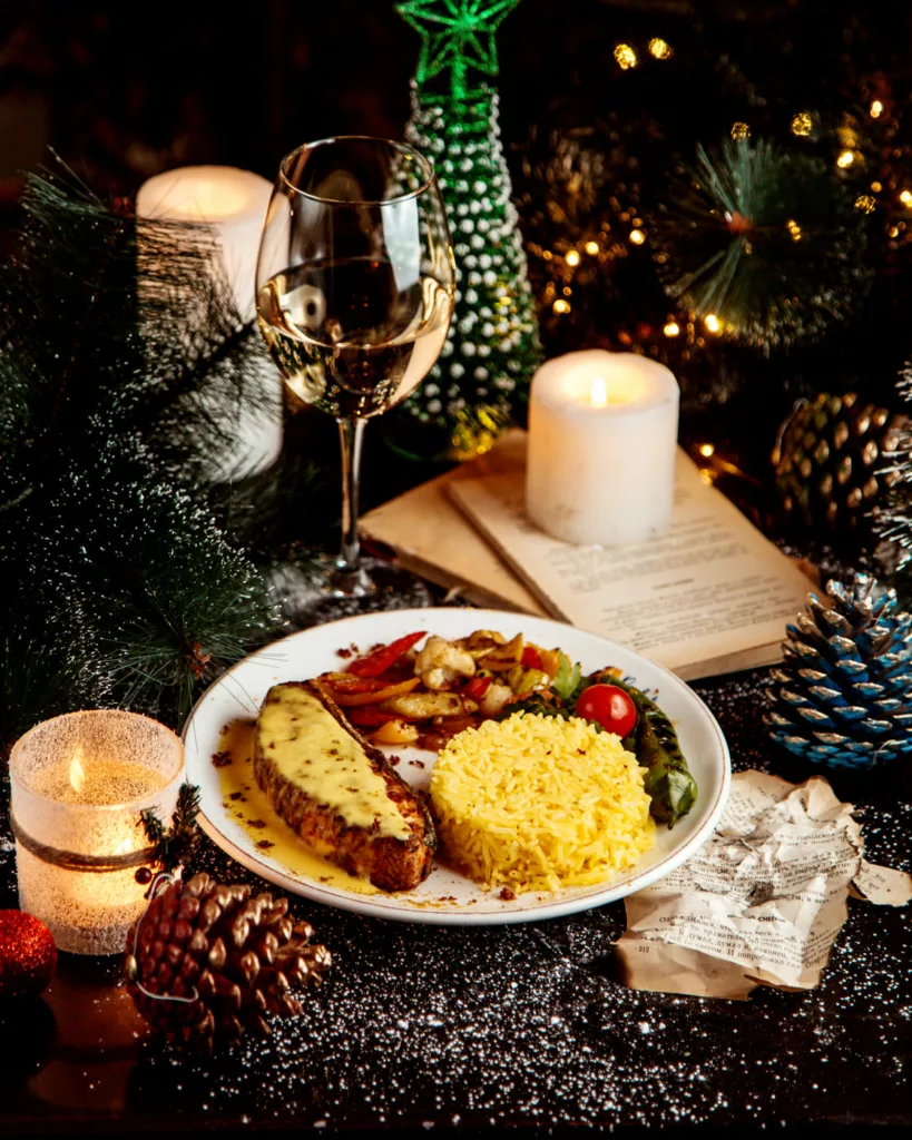 Repas de fête épicé servi aux chandelles